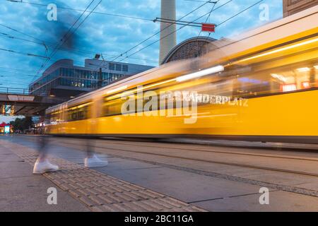 Germania, Berlino, movimento del tram che passa attraverso Alexanderplatz al crepuscolo Foto Stock