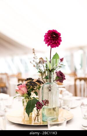 Tagli fiori di nozze mostra e mazzi. Towcester, Inghilterra, Regno Unito Foto Stock