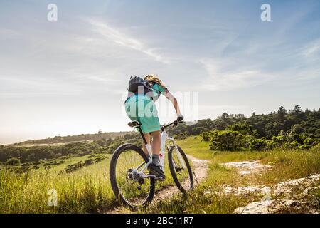 Alpinista femminile che scende lungo il sentiero stretto, Santa Cruz, California, USA Foto Stock