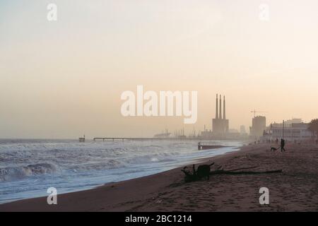 Spagna, Barcellona, Badalona, cielo sereno sulla spiaggia costiera sabbiosa al tramonto Foto Stock