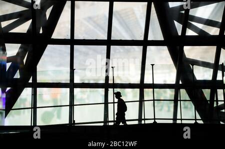silhouette di uomo a piedi in aeroporto Foto Stock