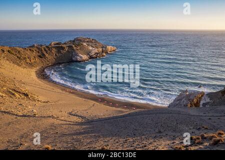 Spiaggia di Agios Pavlos con ombrelloni, Creta, Grecia Foto Stock