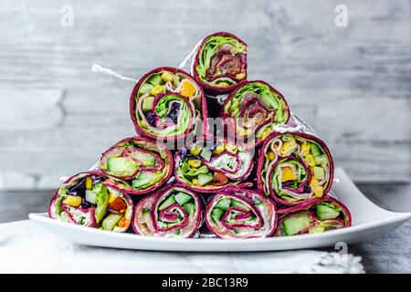 Pila di vari avvolgimenti di barbabietole pronte da mangiare Foto Stock