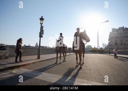 Parigi, Francia. 31st Mar, 2020. Due gendarmerie a cavallo attraversano un vuoto Pont Saint-Louis a Parigi, Francia, nel pomeriggio del 1° aprile 2020. (Foto di Daniel Brown/Sipa USA) Credit: Sipa USA/Alamy Live News Foto Stock