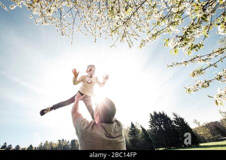 Padre figlio di lancio in aria Foto Stock