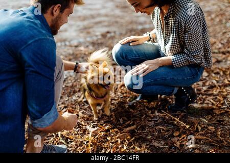 Giovane coppia con cane in un parco Foto Stock