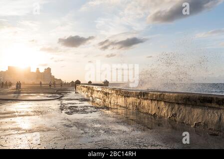 Tramonto a Malecon, l'Avana, Cuba Foto Stock