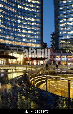 Piazza Gae Aulenti square, Porta Nuova district, Milano, Lombardia, Italia, Europa Foto Stock