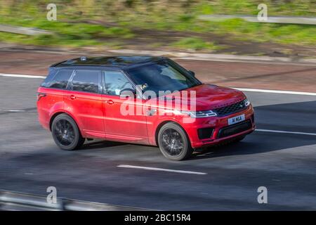 2018 rosso Land Rover Range Rover Sport HSE DYN SDV con targa privata, personalizzata, cara, senza dati, marchi di registrazione DVLA, Immatricolazioni;; veicoli in movimento per il traffico veicolare, guida di veicoli britannici su strade del Regno Unito, motori, automobilismo sull'autostrada M6 Foto Stock