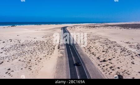 Spagna, Isole Canarie, veduta aerea della strada sulla spiaggia sull'isola di Fuerteventura Foto Stock