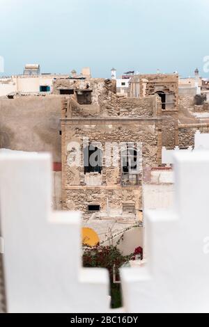 Facciate distrutte della casa, Essaouira, Marocco Foto Stock