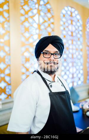 Ritratto dello chef indiano nel ristorante Foto Stock