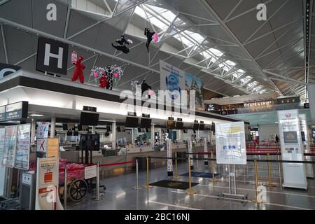 Vista di un livello di partenza deserto di Chubu Centrair International Airport.Japan espande i divieti di ingresso per coprire i viaggiatori provenienti da 73 paesi e regioni il 3 aprile, comprese le Americhe, il Regno Unito e l'Africa a causa di un'escalation di infezioni da coronavirus globali. Foto Stock