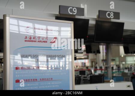 Vista di un livello di partenza deserto di Chubu Centrair International Airport.Japan espande i divieti di ingresso per coprire i viaggiatori provenienti da 73 paesi e regioni il 3 aprile, comprese le Americhe, il Regno Unito e l'Africa a causa di un'escalation di infezioni da coronavirus globali. Foto Stock