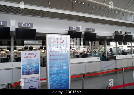 Vista di un livello di partenza deserto di Chubu Centrair International Airport.Japan espande i divieti di ingresso per coprire i viaggiatori provenienti da 73 paesi e regioni il 3 aprile, comprese le Americhe, il Regno Unito e l'Africa a causa di un'escalation di infezioni da coronavirus globali. Foto Stock