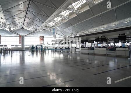 Vista di un livello di partenza deserto di Chubu Centrair International Airport.Japan espande i divieti di ingresso per coprire i viaggiatori provenienti da 73 paesi e regioni il 3 aprile, comprese le Americhe, il Regno Unito e l'Africa a causa di un'escalation di infezioni da coronavirus globali. Foto Stock