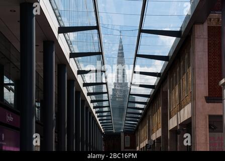 Christ Church Tower spire Nicholas Hawksmoor Market Street Glass Roof Detail Foster Associates Shops Spitalfields Market, Liverpool Street, London E1 Foto Stock