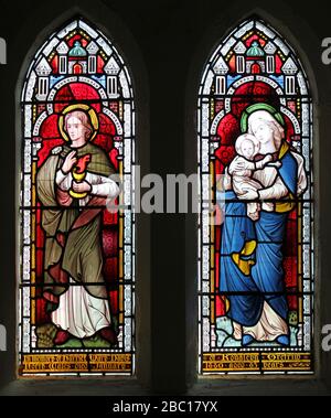 St John e la vetrata della Vergine e del Bambino, Trefew, Galles Foto Stock