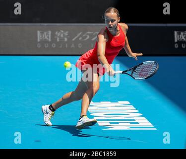 La tennista ceca Anna Karolina Schmiedlova gioca un colpo di ritorno a dorso di mano nel torneo di tennis Australian Open 2020, Melbourne Park, Melbourne, Vic Foto Stock