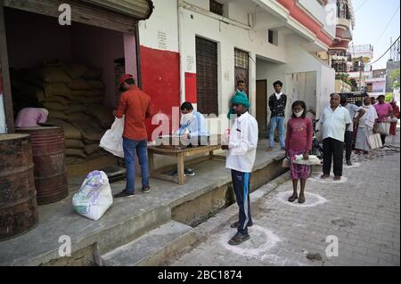 Prayagraj, Uttar Pradesh, India. 2nd Apr, 2020. La gente mantiene la distanza sociale mentre si accodano per ricevere le razioni libere durante il blocco in seguito alla pandemia di Coronavirus in Prayagraj. Credit: Prabhat Kumar Verma/ZUMA Wire/Alamy Live News Foto Stock