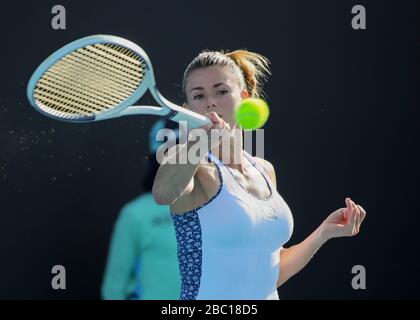 La tennista italiana Camila Giorgi (ITA) che gioca un'ottima maneggetta nel torneo di tennis Australian Open 2020, Melbourne Park, Melbourne, Victoria, Foto Stock