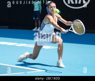 Giocatore di tennis italiano Camila Giorgi (ITA) che gioca un backhand shot nel torneo di tennis Australian Open 2020, Melbourne Park, Melbourne, Victoria, Aust Foto Stock