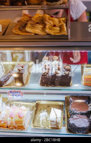 Giovane donna a lavorare in una panetteria Foto Stock