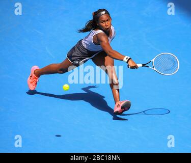 Giocatore di tennis americano Cori (Coco)Gauff (USA) che gioca un colpo di mano posteriore nel torneo di tennis Australian Open 2020, Melbourne Park, Melbourne, Victoria, Foto Stock