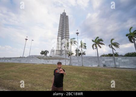 Turista prendere un selfie al monumento Jose Marti, Plaza de la Revolucion, Vedado, Havana, Cuba Foto Stock