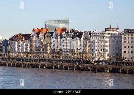 Germania, Renania settentrionale-Vestfalia, Dusseldorf, fila di case della città vecchia che si estendono lungo il lungomare lungo il fiume Foto Stock