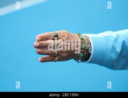 Donna stretched out ARM of Lines al torneo di tennis Australian Open 2020, Melbourne Park, Melbourne, Victoria, Australia Foto Stock