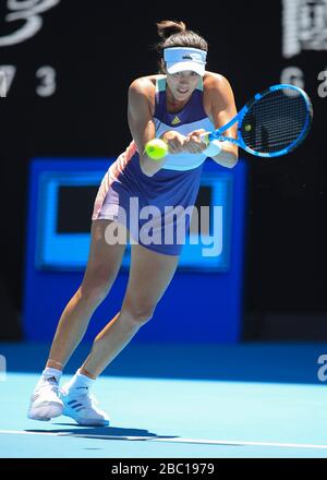 Giocatore di tennis spagnolo Garbine Muguruza che gioca un colpo di backhand nel torneo di tennis Australian Open 2020, Melbourne Park, Melbourne, Victoria, Austral Foto Stock