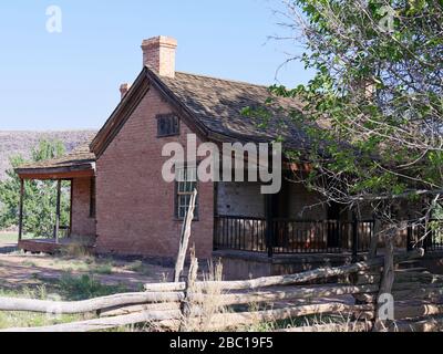 Di media altezza vicino a un edificio rustico di adobe nella città fantasma di Grafton, una città lavata via dal Grande diluvio del 1862 in Utah. Foto Stock