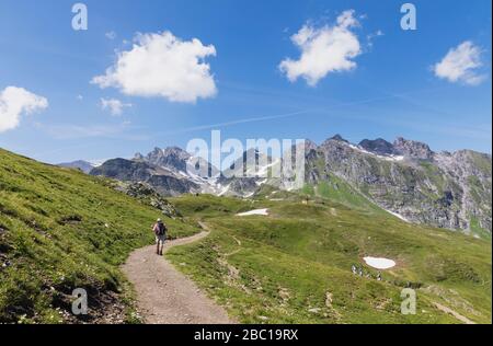 Svizzera, Canton San Gallo, Alpi Glarona, uomo escursioni il sentiero panoramico nella Tectonic Arena Sardona Foto Stock