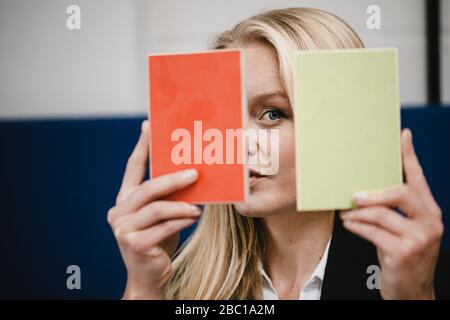 Portait di giovane imprenditrice che tiene campioni Foto Stock