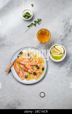 Piatto italiano latino-americano Crudo de Salmon piatto di pesce salmone crudo marinato in succo di limone e spezie. Vista dall'alto Foto Stock