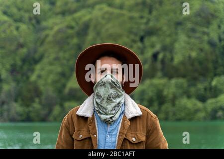 Ritratto di uomo con sciarpa a Lakeshore, Sao Miguel Island, Azzorre, Portogallo Foto Stock