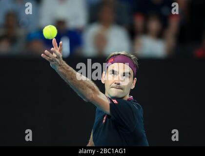 Il tennista svizzero Roger Federer (sui) che gioca a servizio, torneo di tennis Australian Open 2020, Melbourne Park, Melbourne, Victoria, Australia Foto Stock