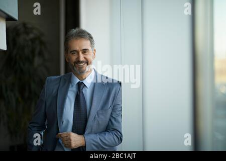 Ritratto di un sorridente imprenditore maturo Foto Stock