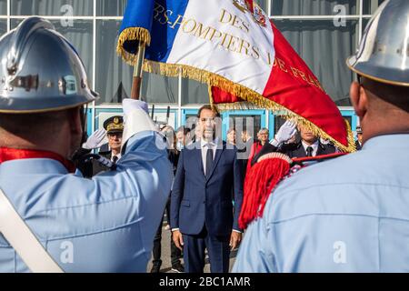 LA GUARDIA CON LA BANDIERA, CHRISTOPHE CASTANER, MINISTRO DEGLI INTERNI, FRANCESE NAZIONALE POMPIERI CONGRESSO, VANNES, MORBIHAN Foto Stock