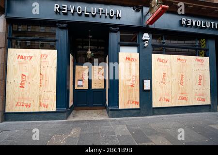 Glasgow, Scozia, Regno Unito. 1° aprile 2020. Effetti del blocco Coronavirus sulle strade di Glasgow, Scozia. La barra di rivoluzione viene imbarcata e chiusa. Foto Stock