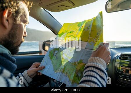 Uomo che guarda la mappa in auto, Sao Miguel Island, Azzorre, Portogallo Foto Stock