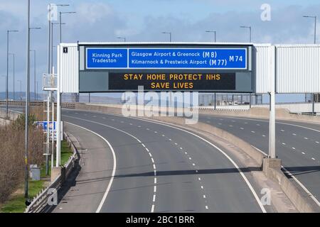 glasgow, Scozia, Regno Unito. 2nd Apr, 2020. Strada tranquilla e 'Spay Home Protect NHS Save Lives' segno in Glasgow Credit: Kay Roxby/Alamy Live News Foto Stock