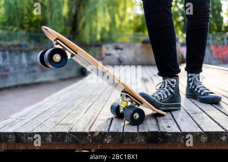 Giovane donna in uno skatepark Foto Stock