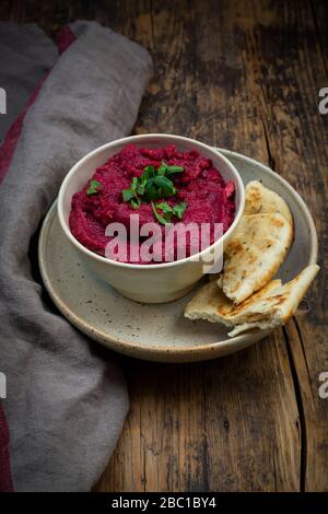 Ciotola di hummus di barbabietola di vegan con pita pane Foto Stock