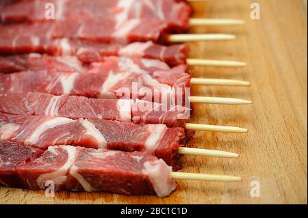 Arrosticini piatto italiano con pecora abruzzese Foto Stock