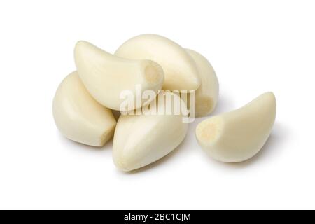 Spicchi d'aglio pelati interi freschi isolati su sfondo bianco Foto Stock