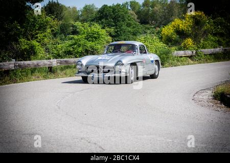 PESARO COLLE SAN BARTOLO , ITALIA - 17 MAGGIO 2018 : MERCEDES-BENZ 300 SL COUPÉ (W198) 1954 su una vecchia auto da corsa nel rally Mille miglia 2018 la famosa i Foto Stock