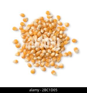 Mucchio di chicchi di mais secchi isolato su sfondo bianco Foto Stock
