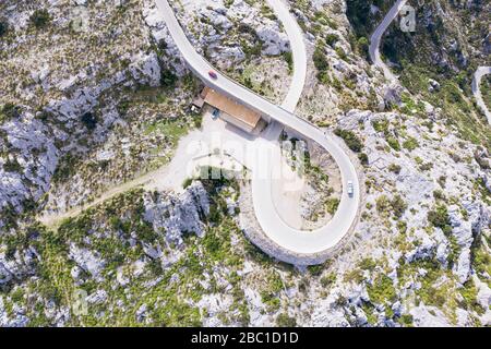 Serpentinenstraße ma-2141 mit Krawattennoden SA Moleta, SA Calobra, Serra de Tramuntana, Drohnenaufnahme, Mallorca, Balearen, Spanien Foto Stock